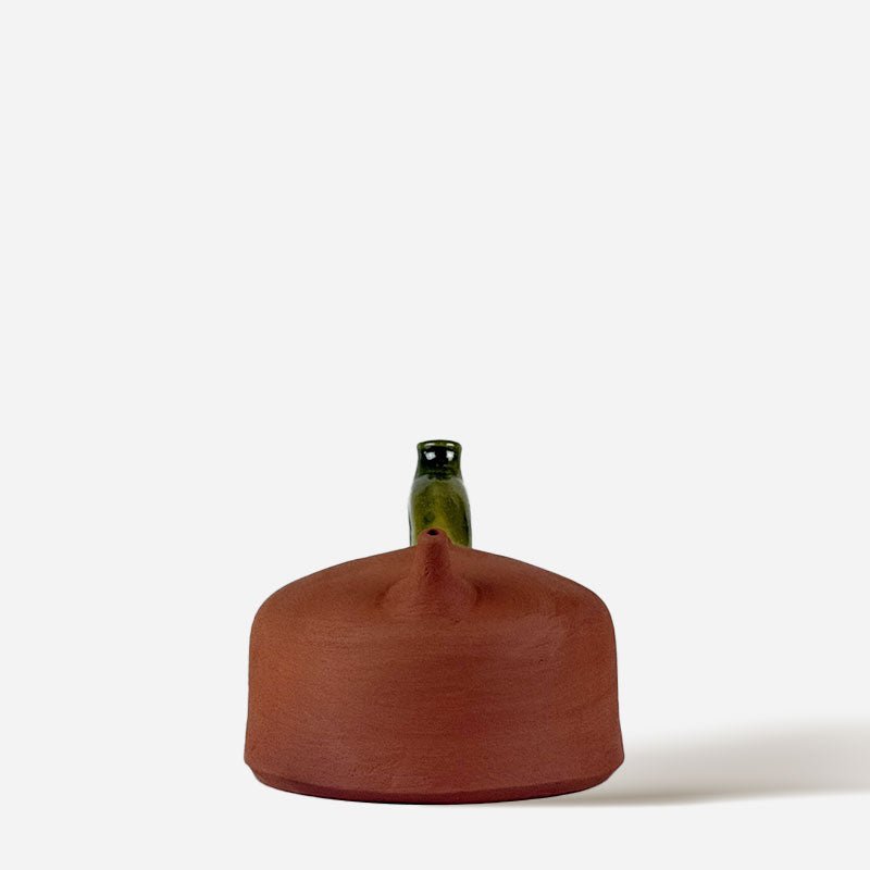 Botijo Luna Verde utilizzato come vaso decorativo con rami secchi che ne esaltano la forma sinuosa