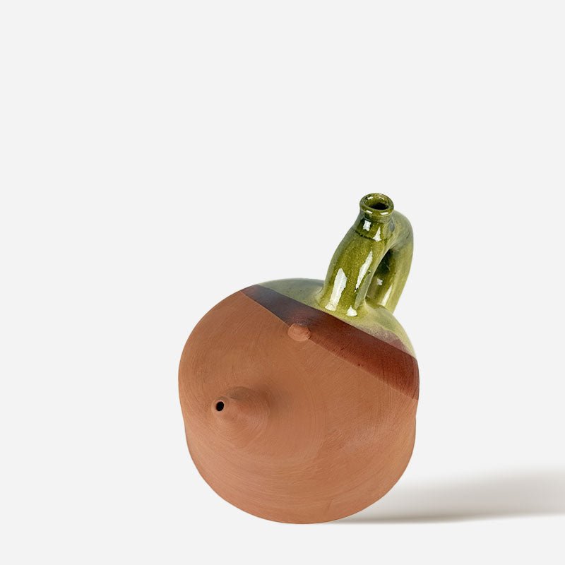 Vista laterale del Botijo Luna Verde che mostra il beccuccio e il manico integrati nel design.