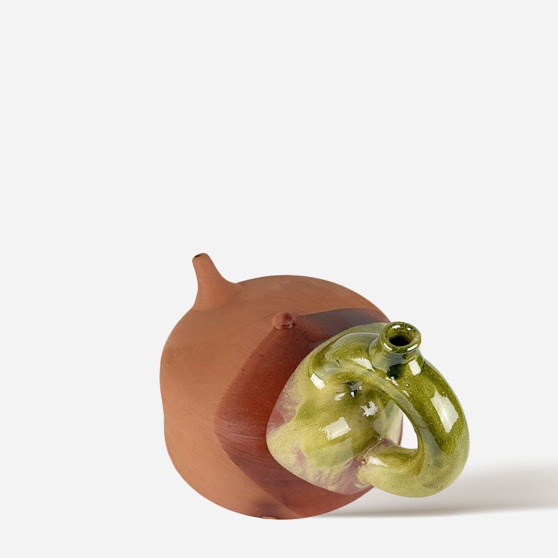 Primo piano della smaltatura verde brillante con riflessi di luce sul Botijo Luna Verde