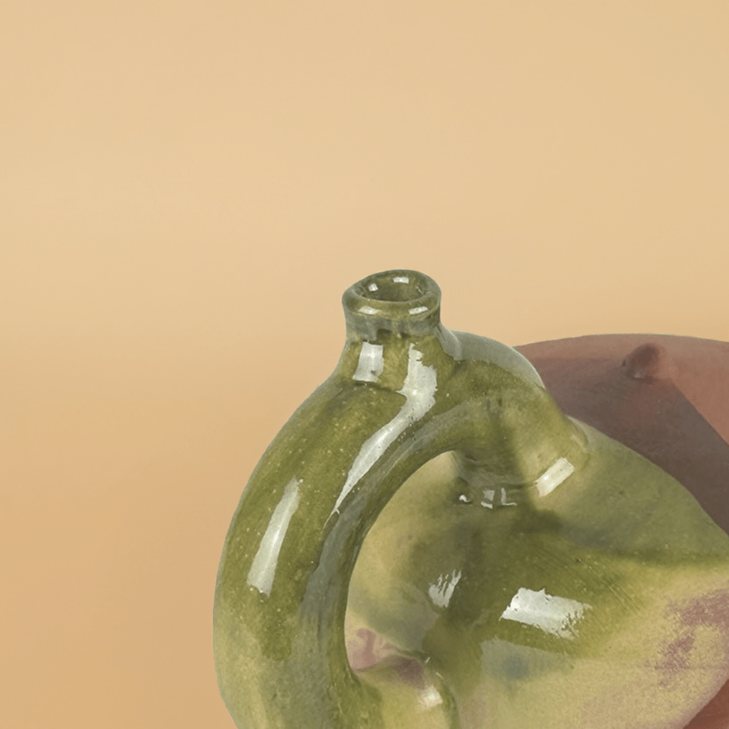 Dettaglio della forma a mezzaluna del Botijo Luna Verde