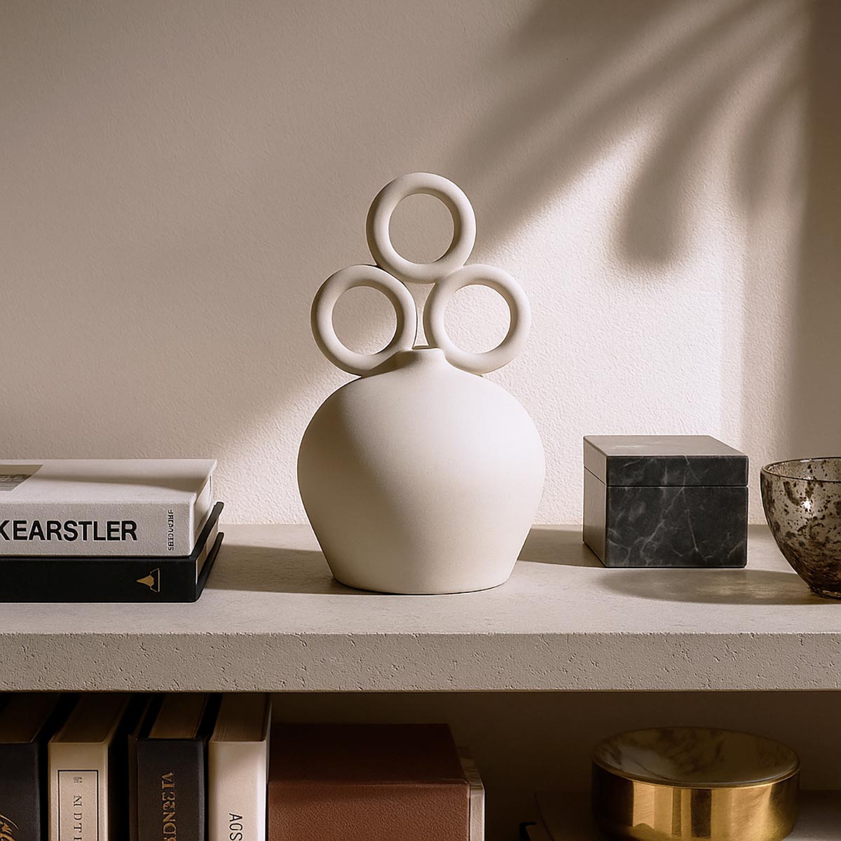 Vaso Luz de Fiesta in ceramica dai colori chiari e forme sinuose su sfondo bianco.