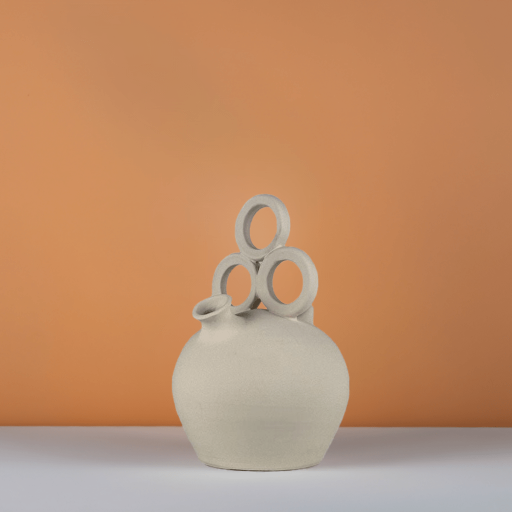 Vaso Luz de Fiesta posizionato su un tavolo da esterno in un patio soleggiato.