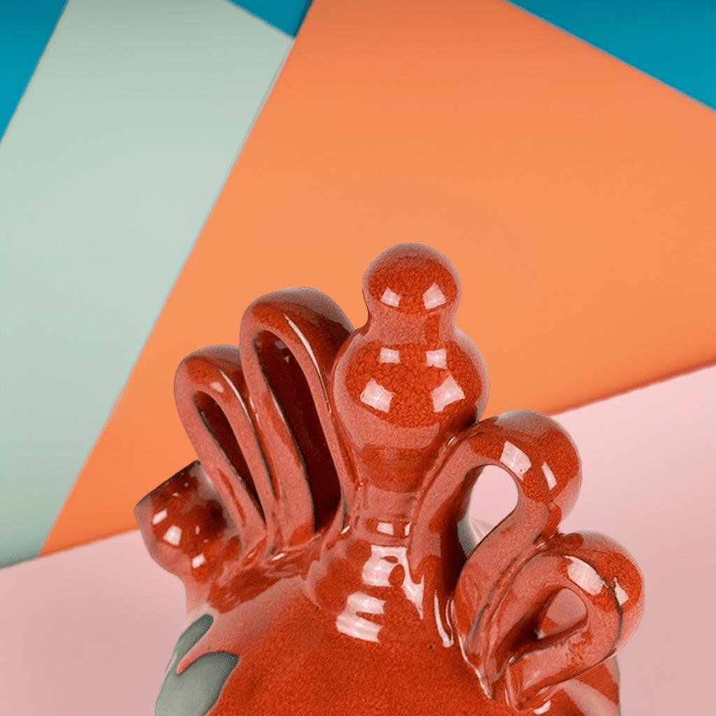 Ambientazione del Vaso Menina Roja in un interno elegante.