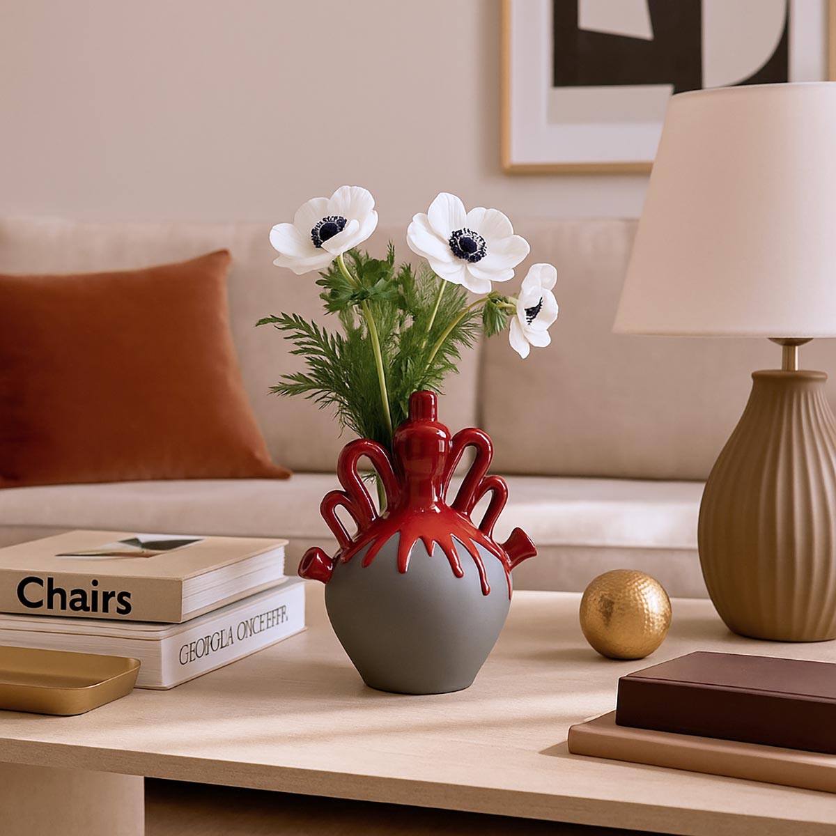 Dettaglio delle linee sinuose del Vaso Menina Roja