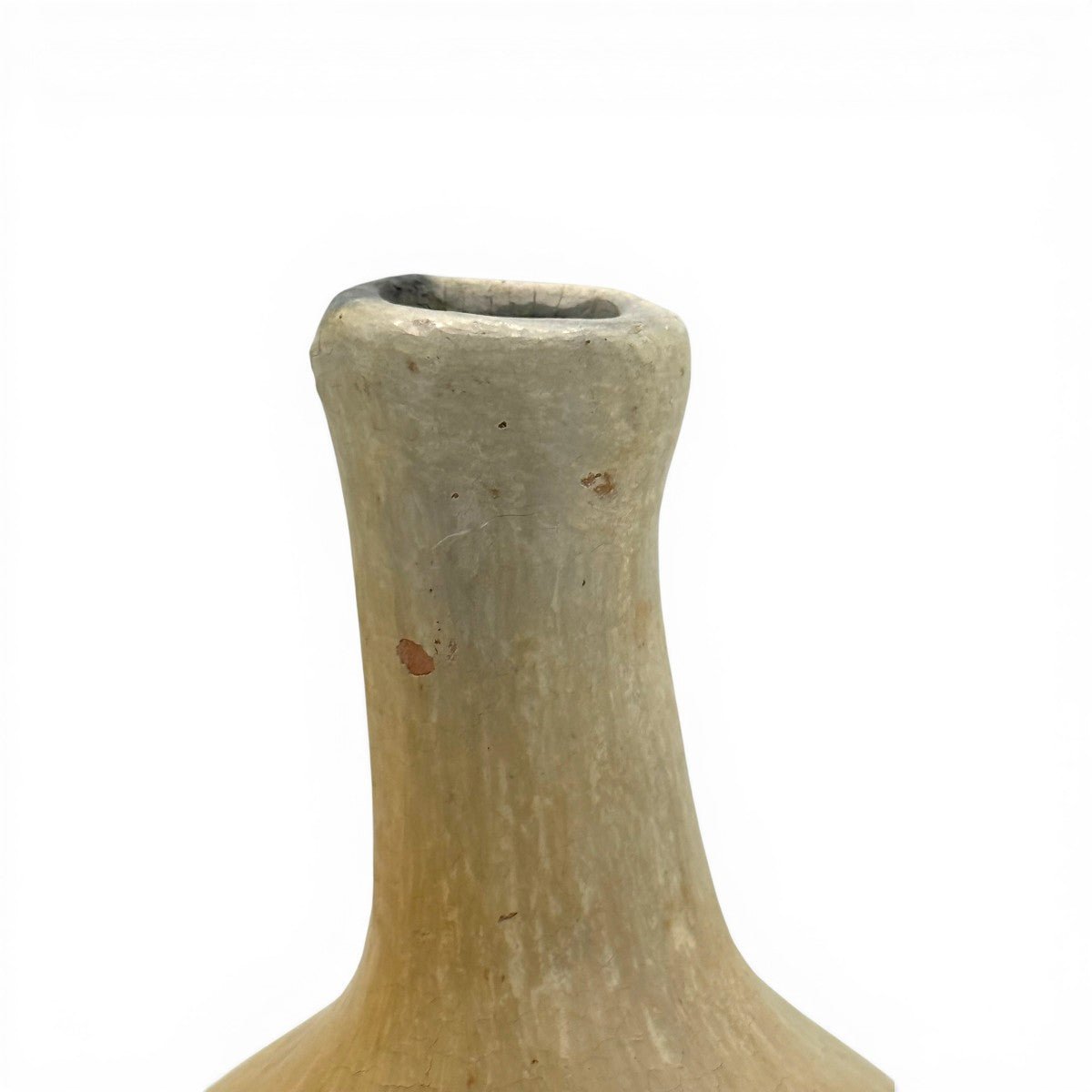 La firma dell'artista Najed incisa sul fondo della ceramica Malles.