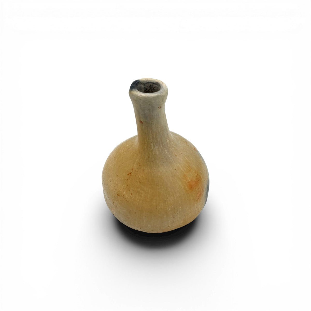 Vaso Najed come pezzo materico su console.