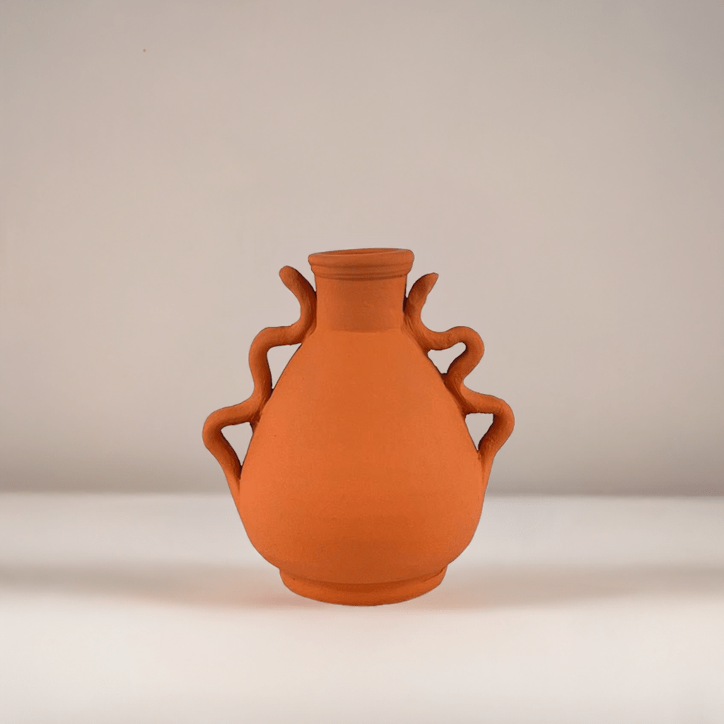 Il vaso in argilla artigianale Ondas esposto come scultura in un ambiente minimalista.