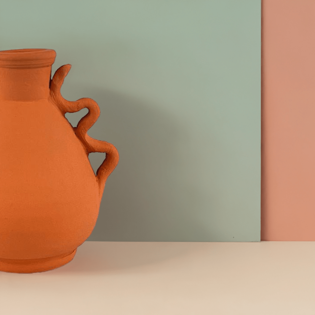 Dettaglio delle linee fluide del vaso in argilla artigianale, che evocano il movimento delle onde.