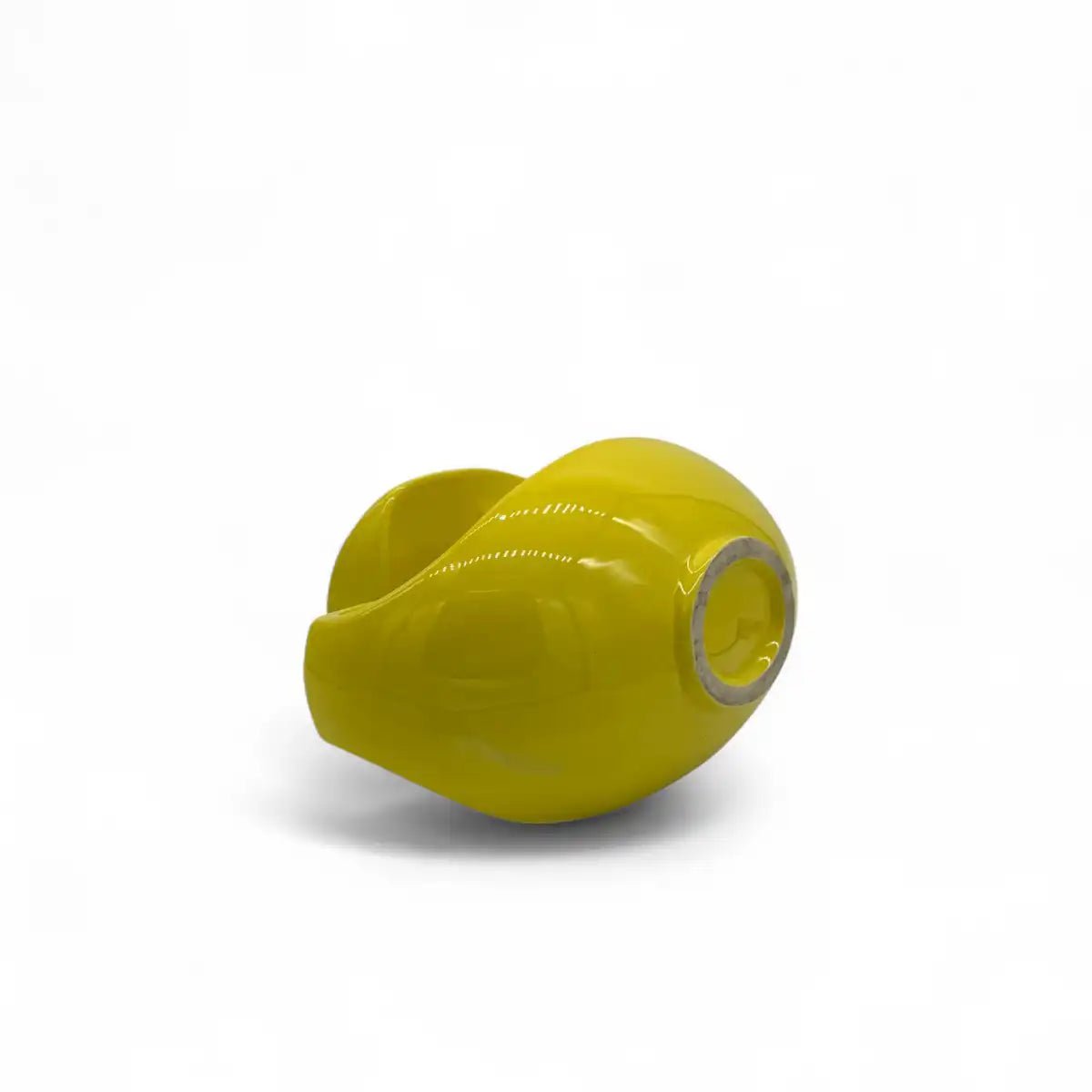 Vista di tre quarti della scultura di design gialla, che evidenzia i suoi riflessi di luce.