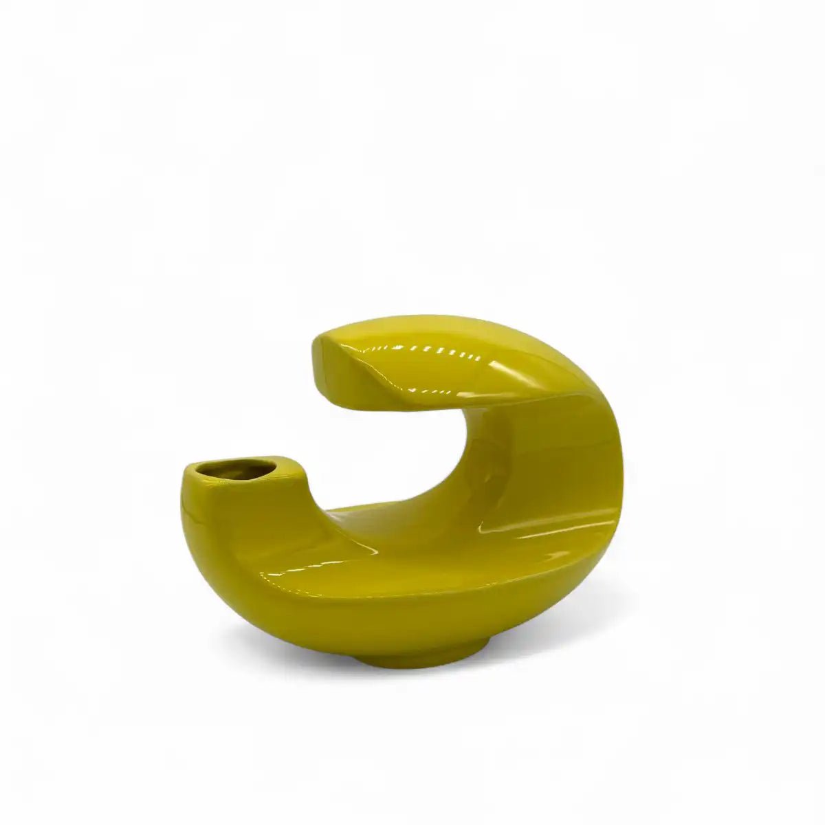 Orbitale Giallo come punto di colore su una scrivania in uno studio creativo.