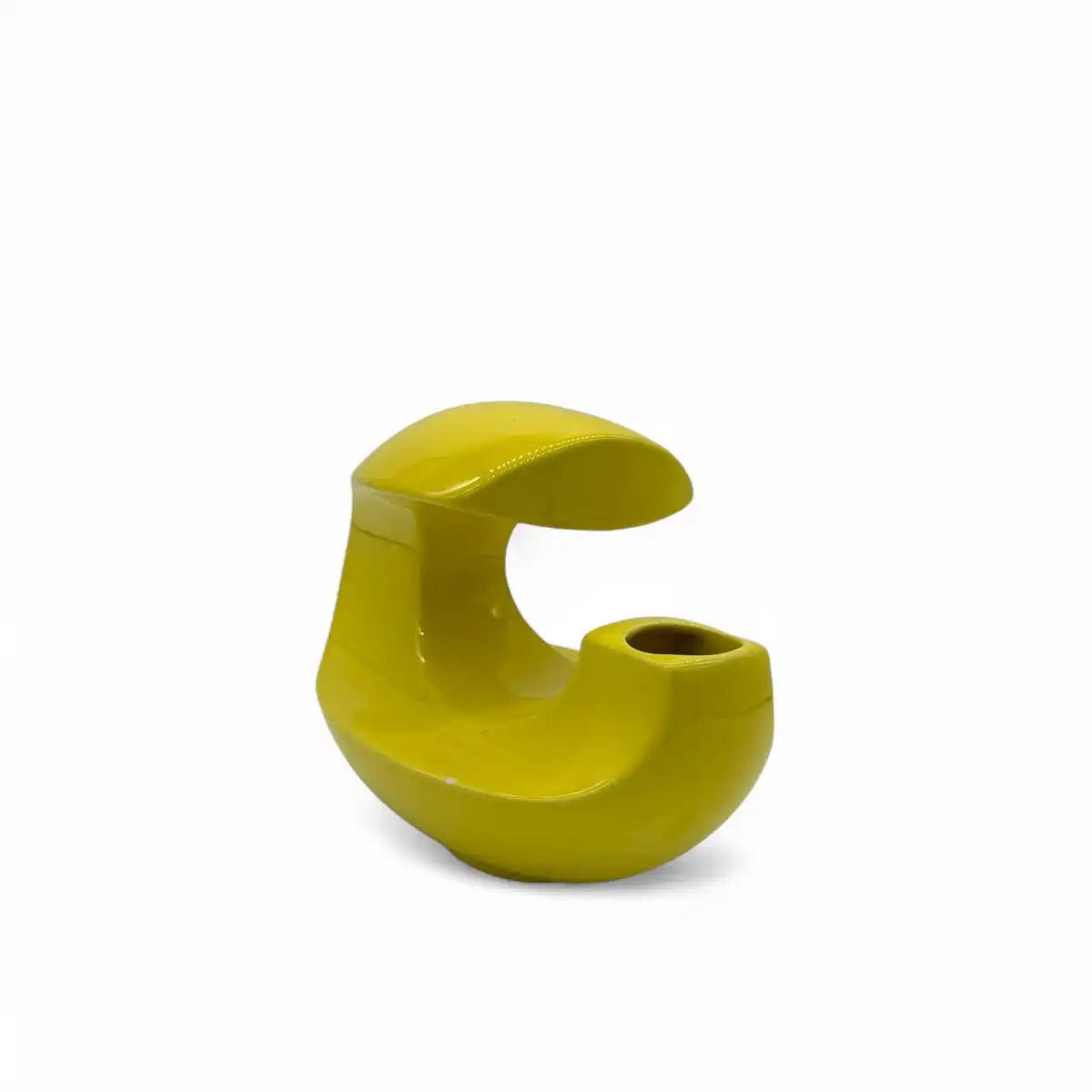 Dettaglio delle curve morbide e continue che creano la forma orbitale della scultura.