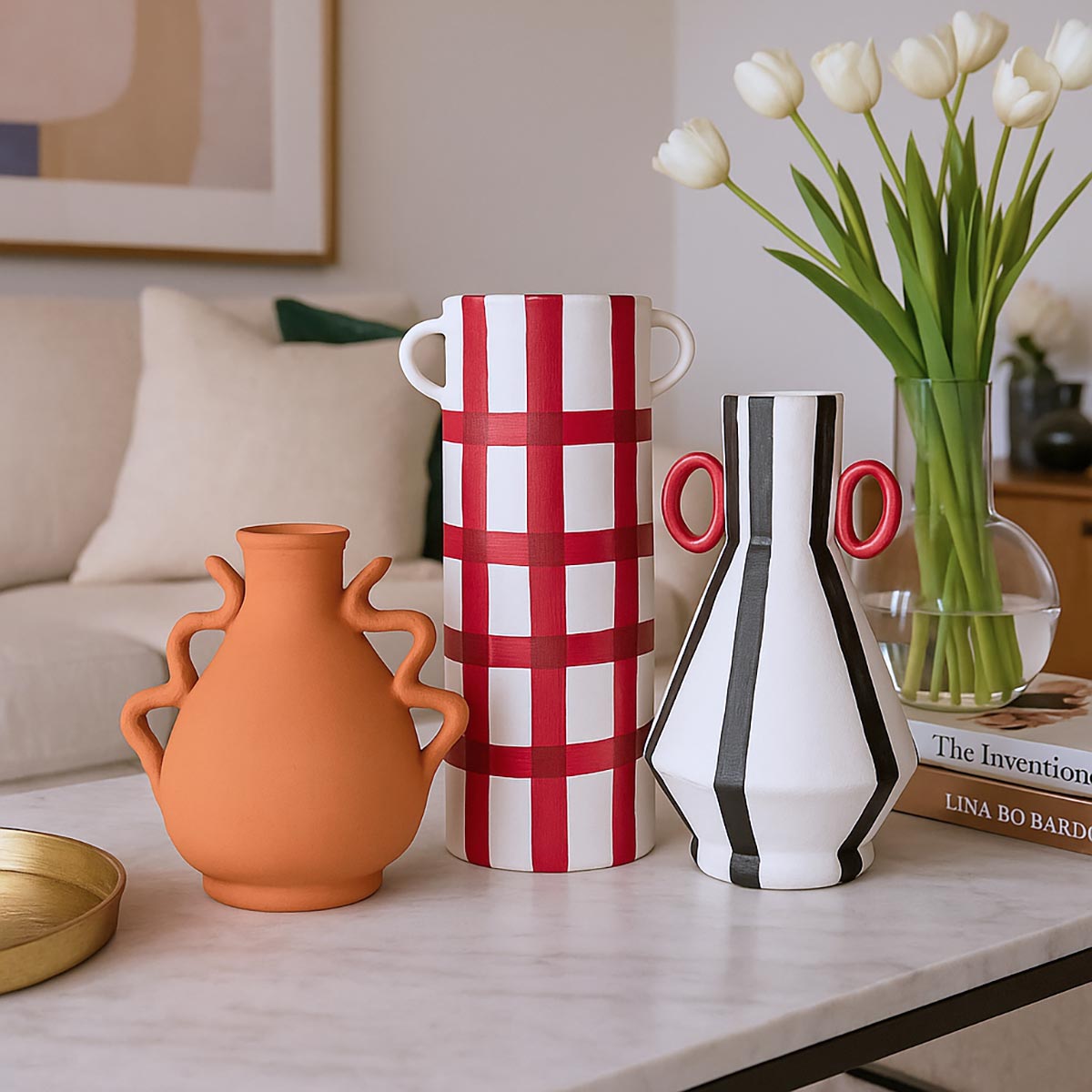 Il Vaso Pinturas e Orelhas usato come scultura decorativa su una mensola in legno.