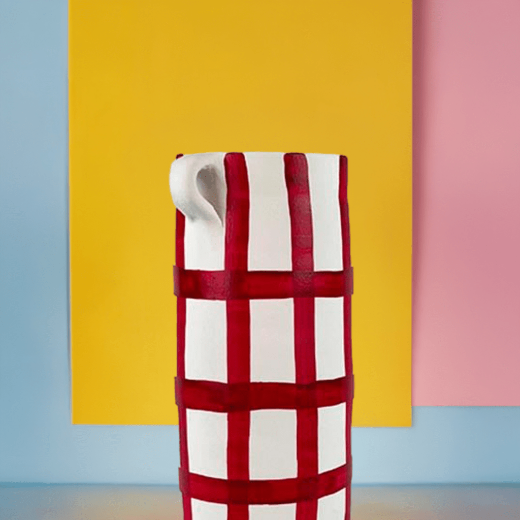 Dettaglio delle decorazioni rosse dipinte a mano con gesto pittorico sul Vaso Pinturas e Orelhas.