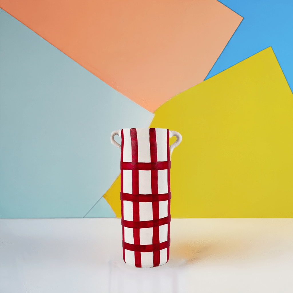 Il Vaso Pinturas e Orelhas esposto in uno studio d'artista o in un ambiente creativo.