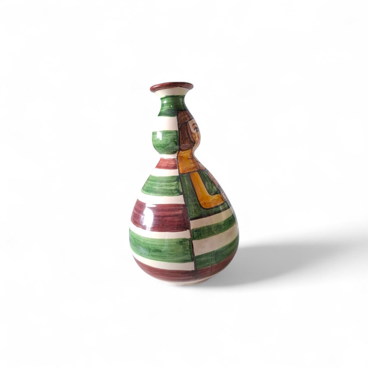 Il vaso pupetta maiolica accanto a una tazza per un confronto dimensionale.