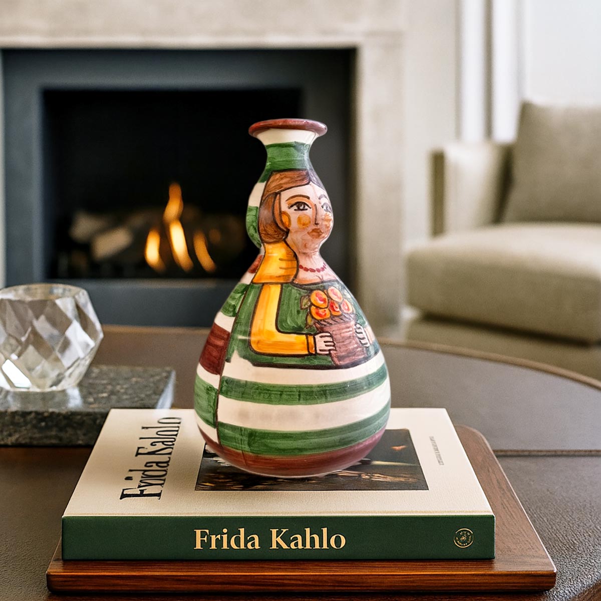 Vista di tre quarti del vaso Pupetta Fiorita, che ne evidenzia la forma e la pittura.