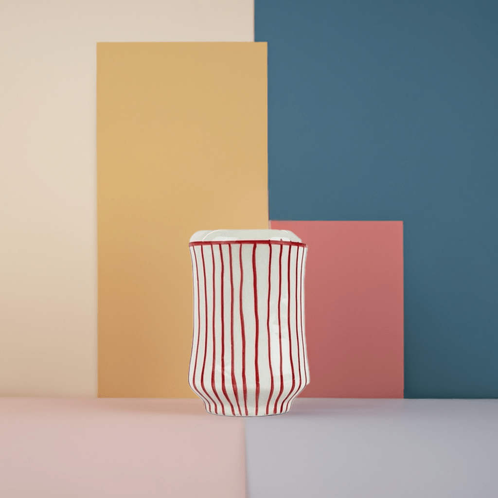 Il Vaso Valenciano Rayas rojas su un piano di lavoro in una cucina luminosa e moderna.