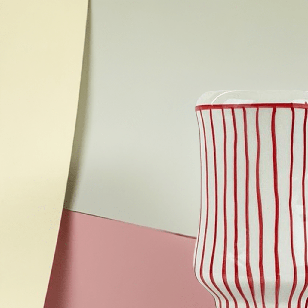 Dettaglio della finitura smaltata e della texture della ceramica del Vaso Valenciano Rayas rojas.