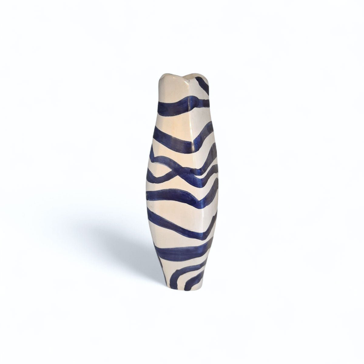 Dettaglio della forma slanciata e leggermente sfaccettata del vaso Ritmo Marino.