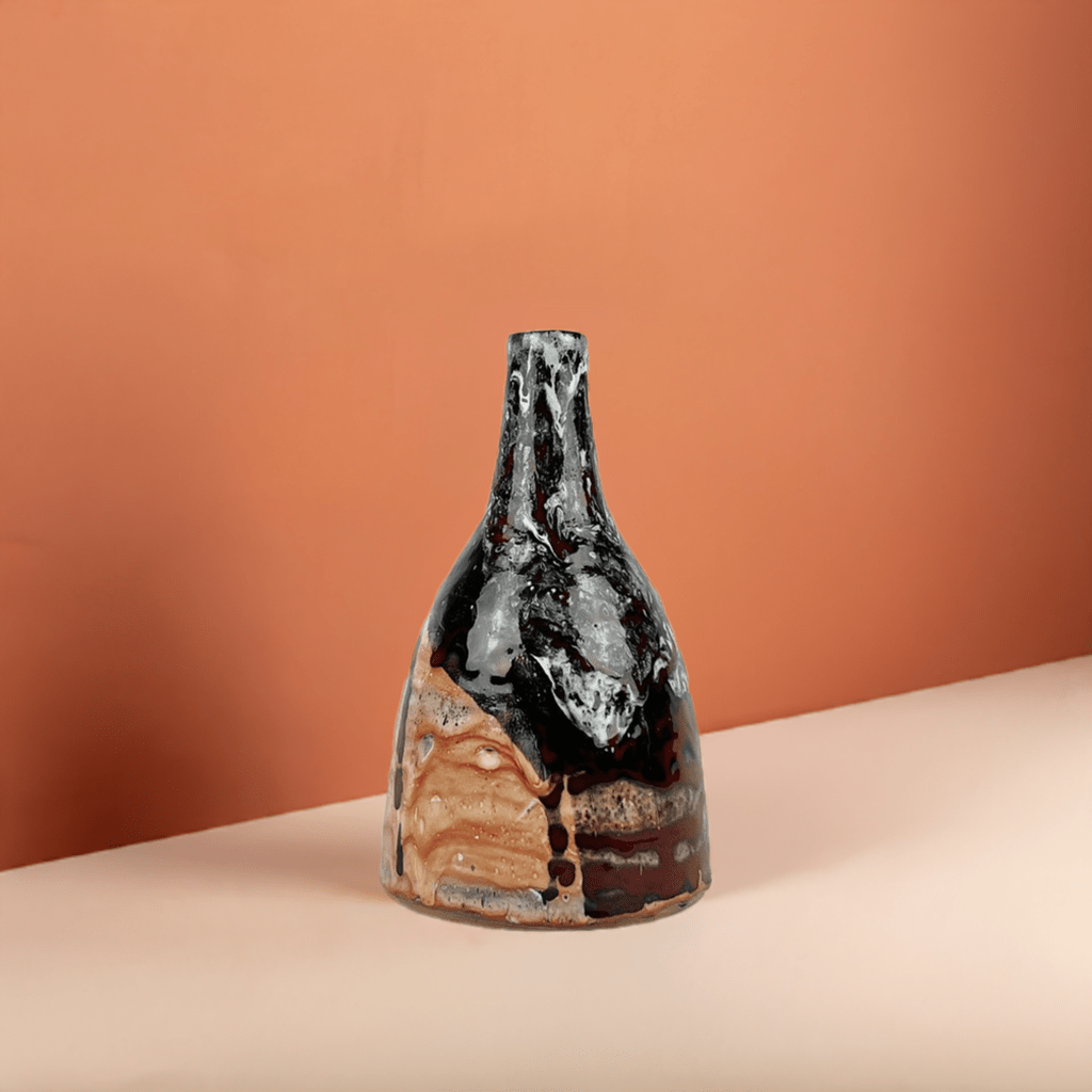 Il Vaso Rosato Bordeaux come pezzo d'accento su una mensola in un salotto contemporaneo