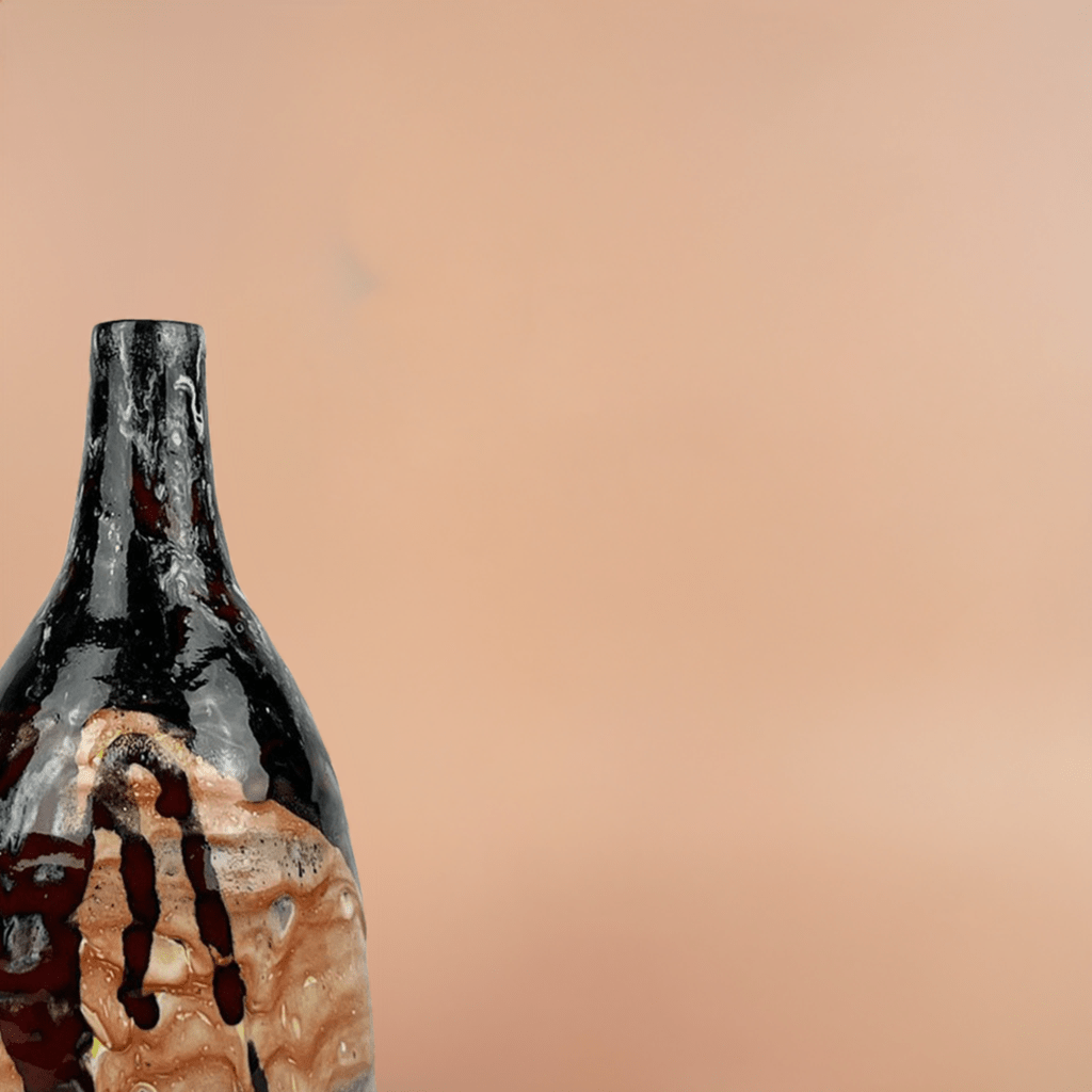 Dettaglio della finitura lucida e dei riflessi di luce sulla ceramica del Vaso Rosato Bordeaux