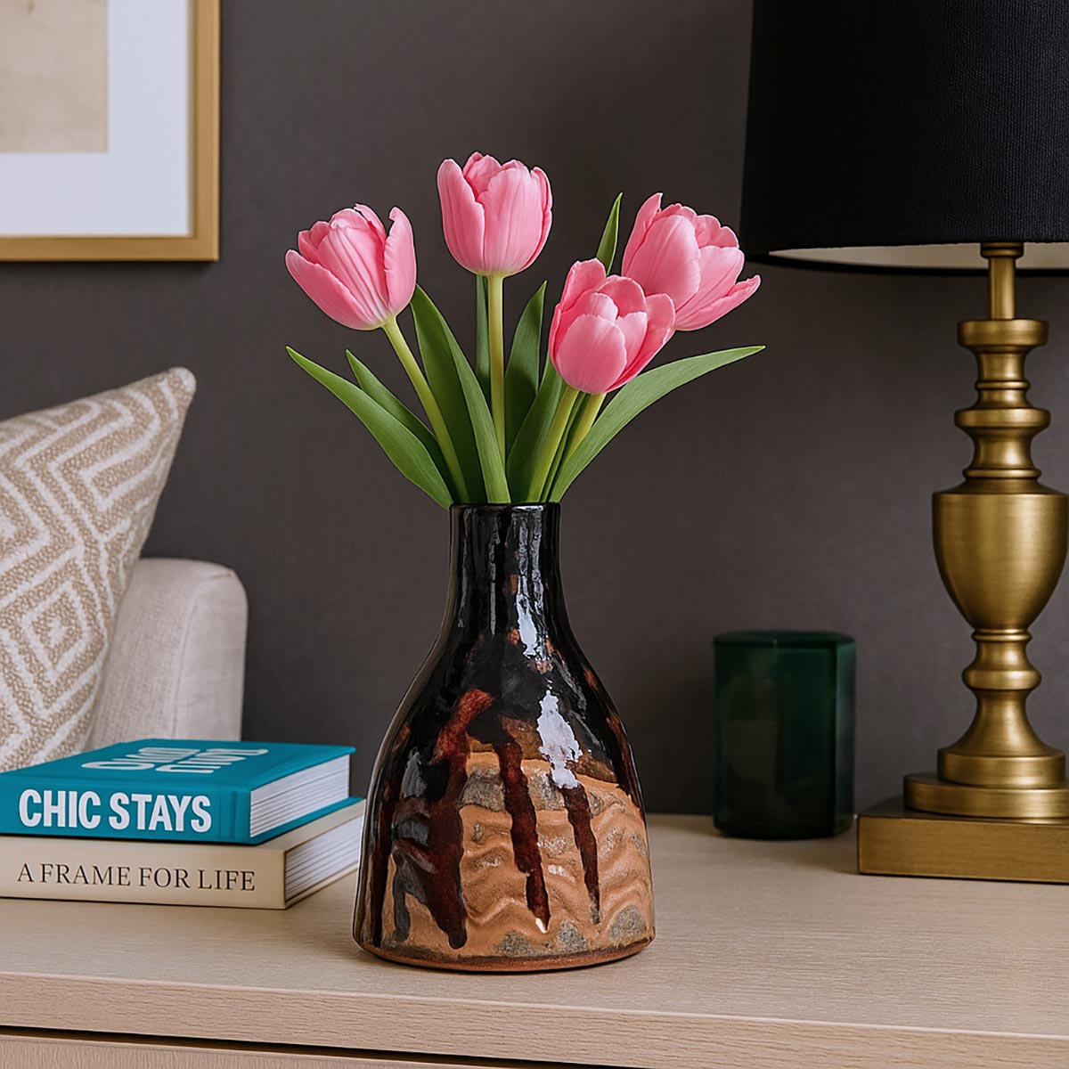 Primo piano del contrasto tra il colore bordeaux intenso e il rosa cipria del Vaso Rosato Bordeaux