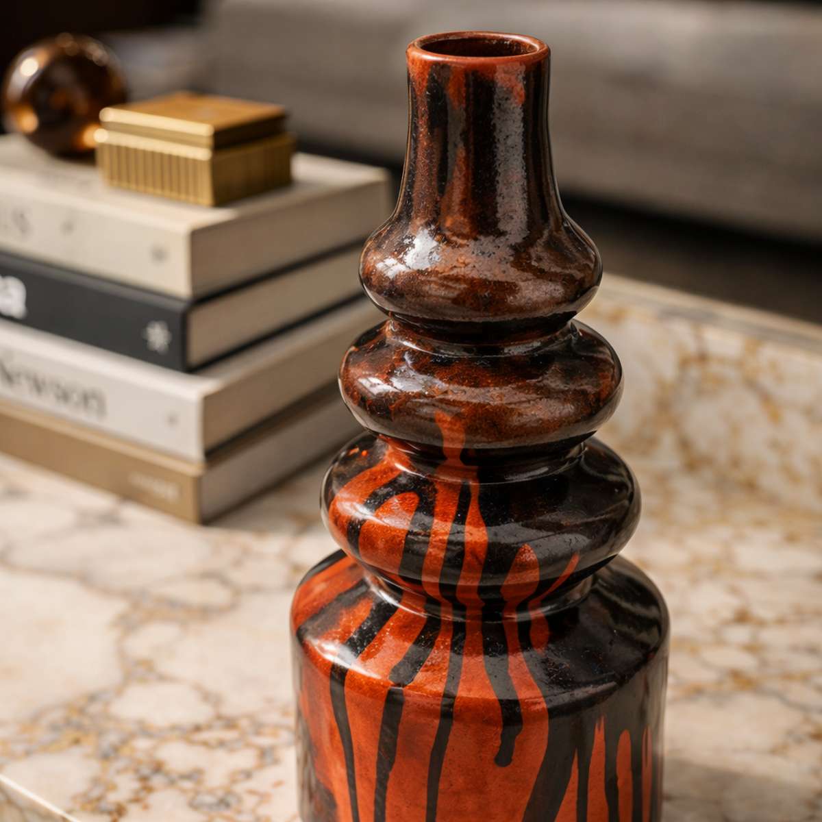 Ceramica artistica forma totemica con colature di smalto scuro