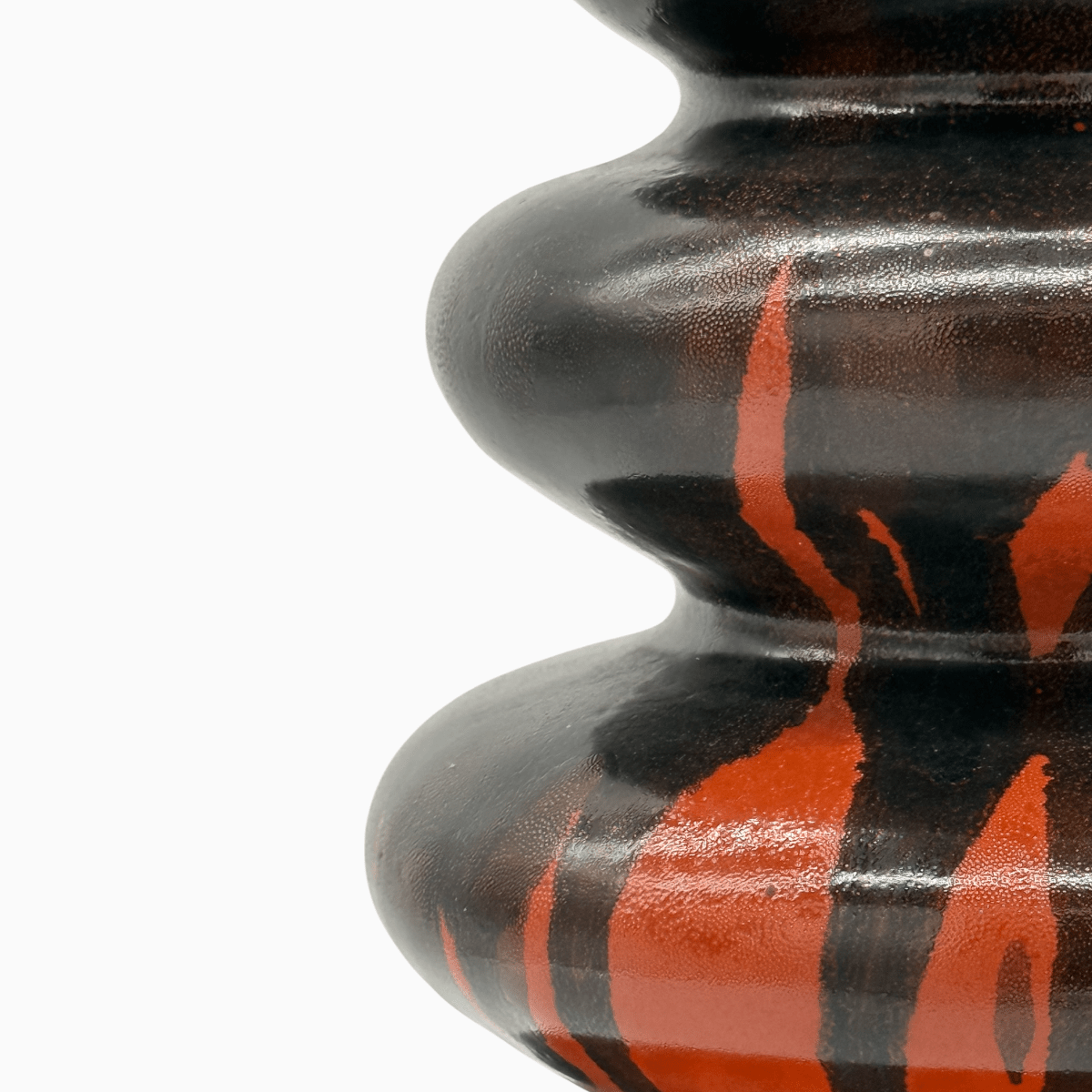 Oggetto d'arredo rosso mattone con striature nere verticali
