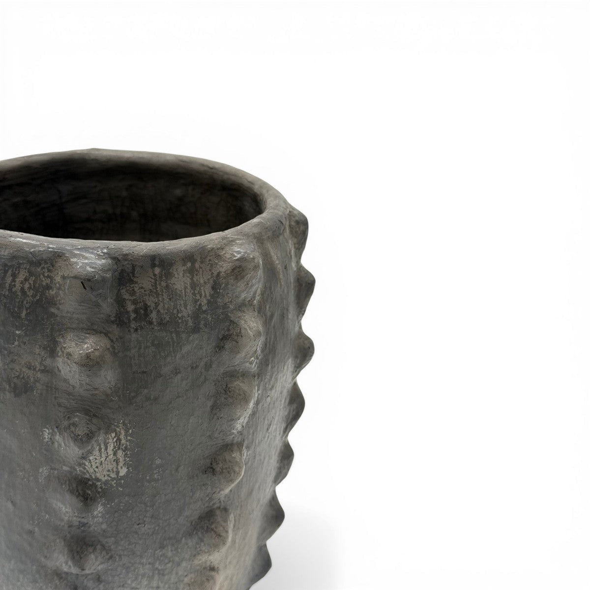 Vista ravvicinata dell'imboccatura del vaso, che mostra lo spessore dell'argilla nera.