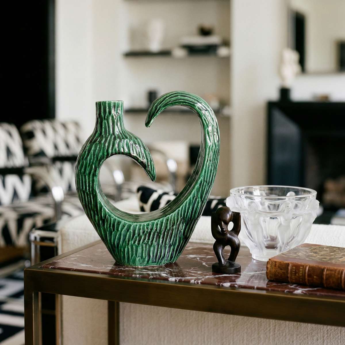 Vaso scultoreo verde con forma astratta curva e texture incisa