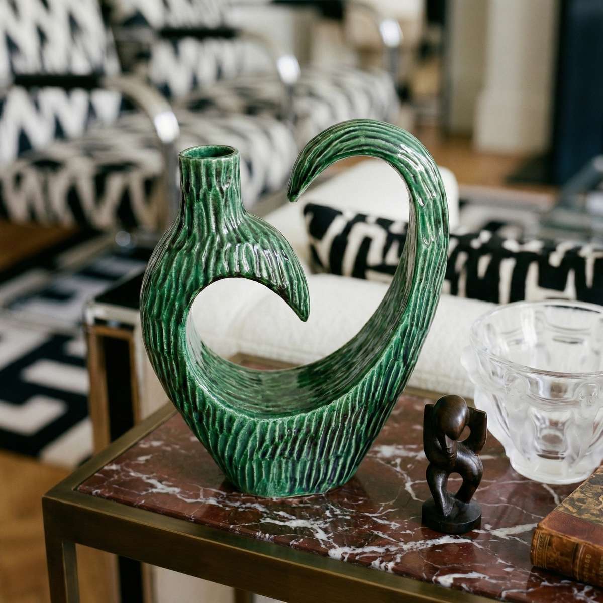 Dettaglio ceramica artistica verde smeraldo lavorata a mano