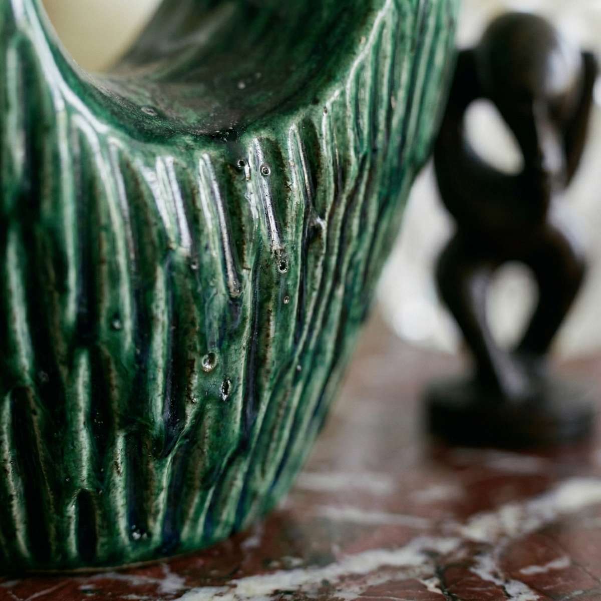 Oggetto d'arte design organico colore verde bosco lucido