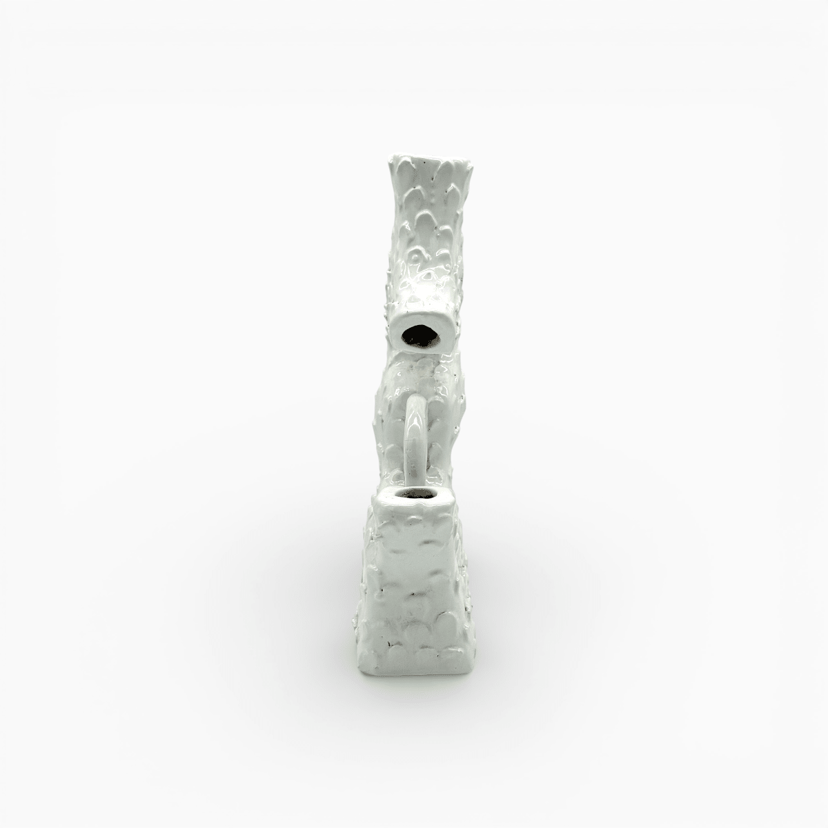 Scultura in ceramica bianca con foro centrale e design astratto