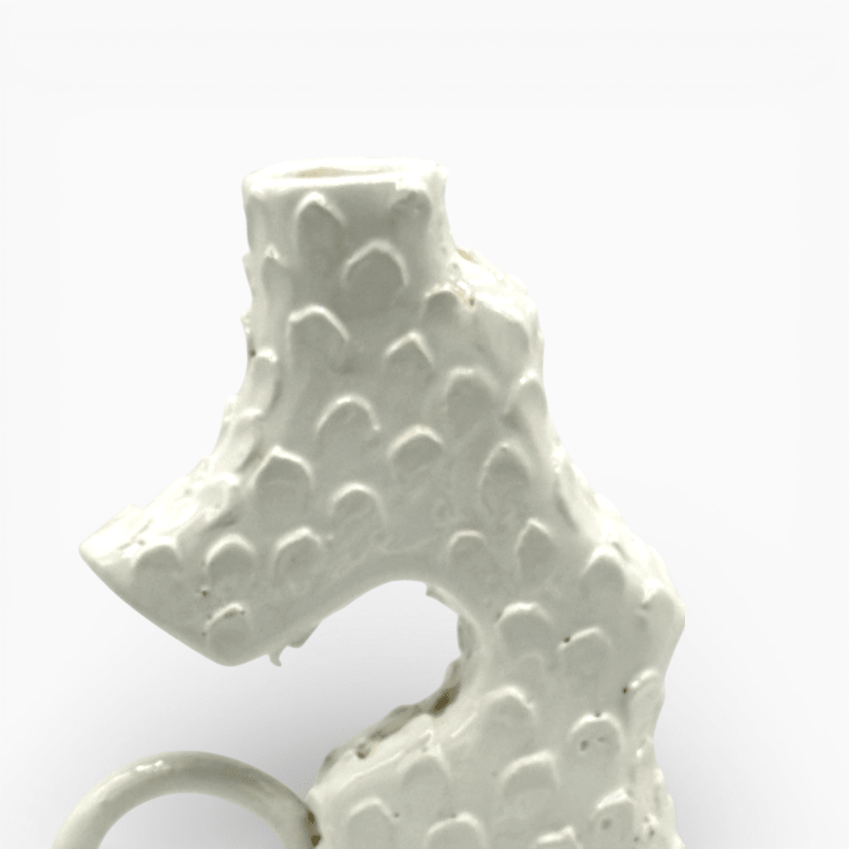 Vaso scultoreo bianco forma animale fantastico o marino