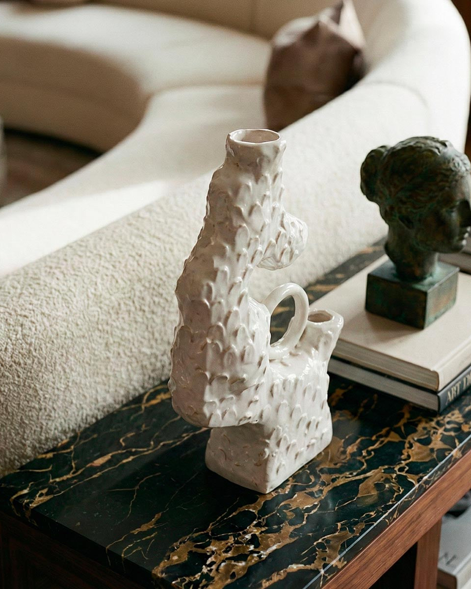 Vaso scultoreo bianco con texture a scaglie in rilievo