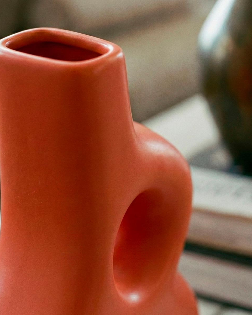 Vaso scultoreo terracotta arancione opaco con fori circolari