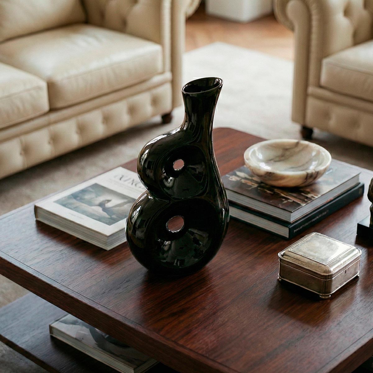 Vaso scultoreo nero concetto spazio negativo e vuoti circolari