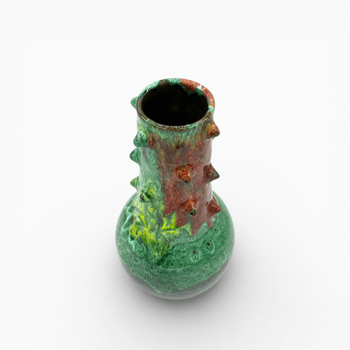 Scultura in ceramica policroma finitura lucida e materica