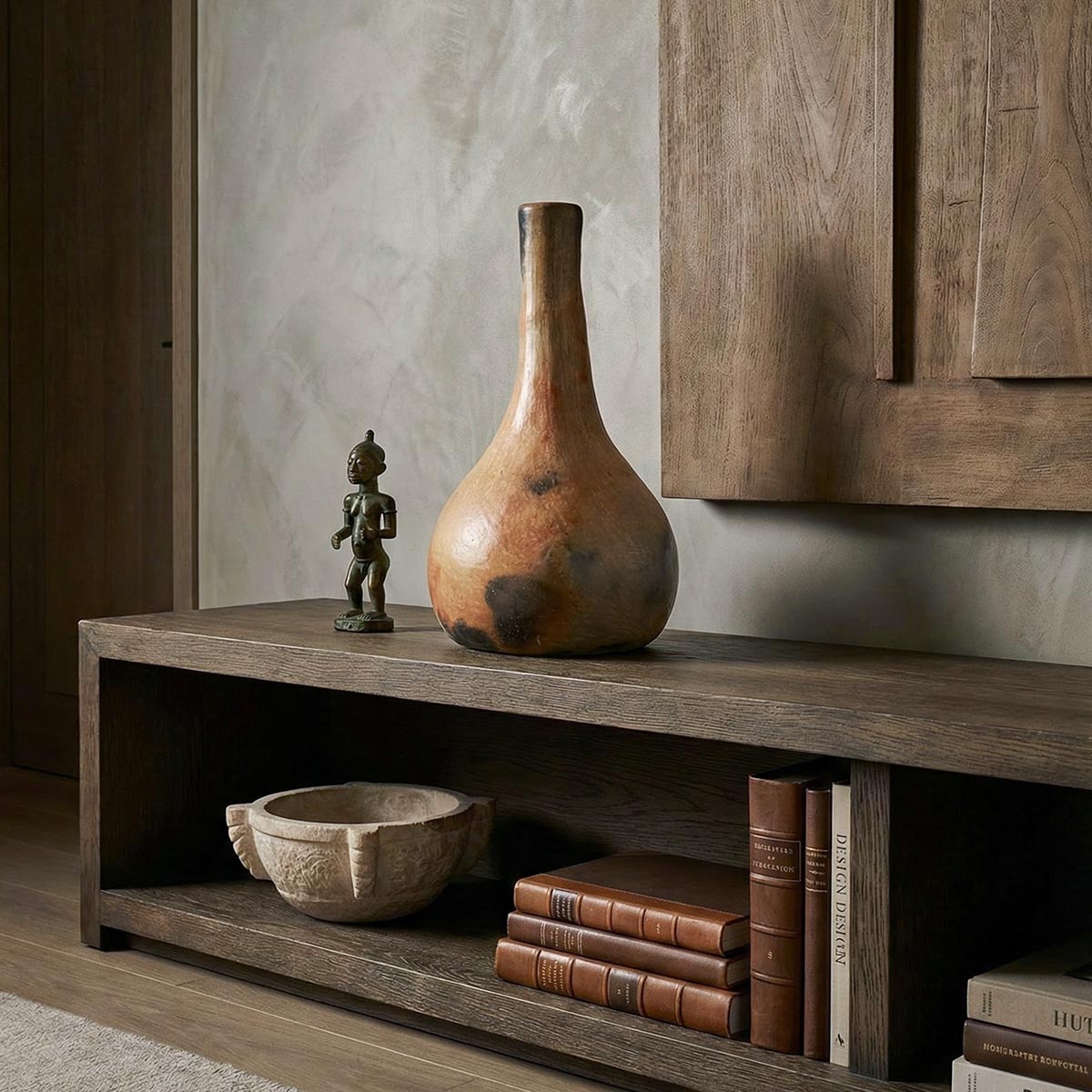 vaso alto scultura di Farida in terracotta Sejnane ambientato su mobile di design - Vicode