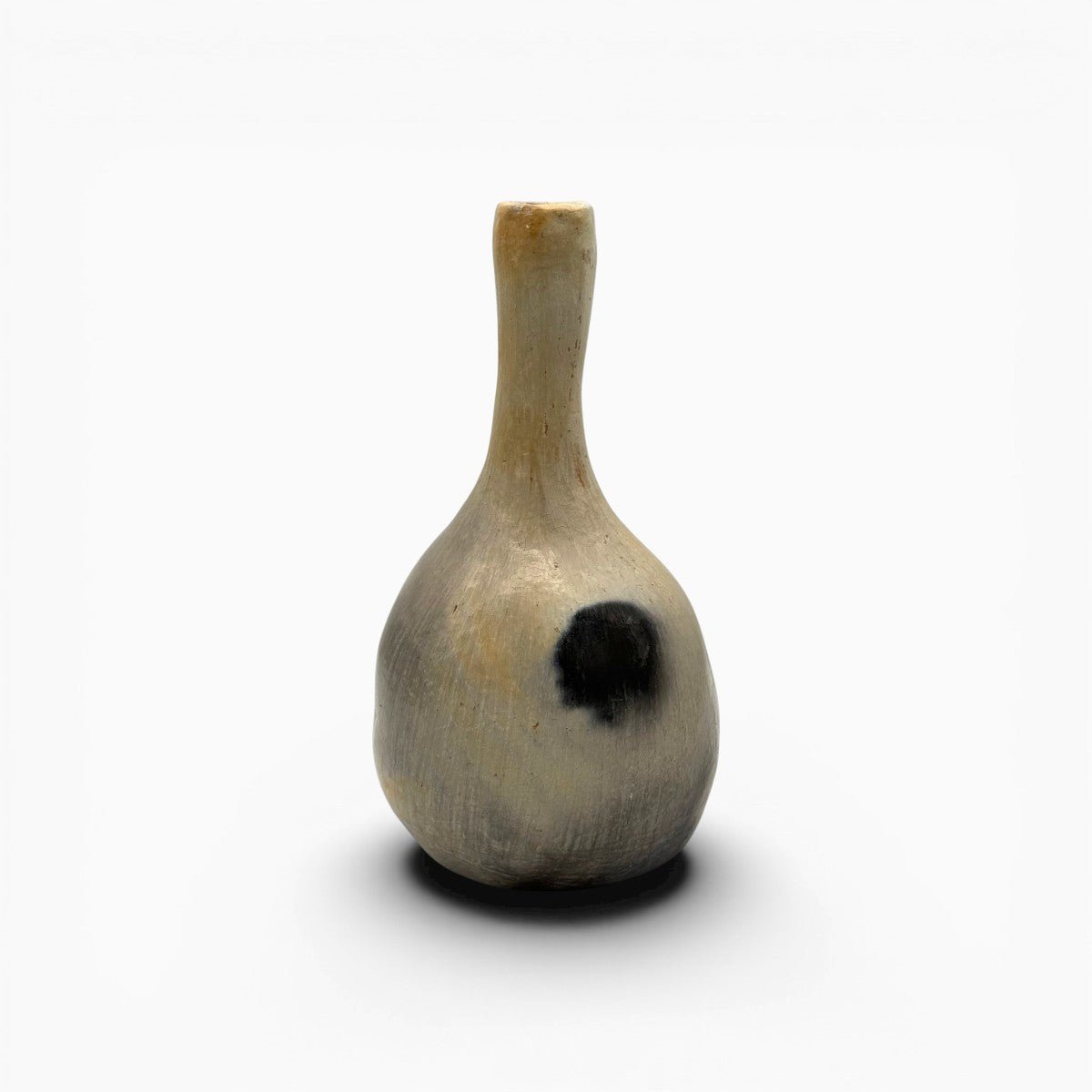 Vaso Eclissi di Sabbia (H 35 cm) esposto come pezzo focale in un interno minimalista.
