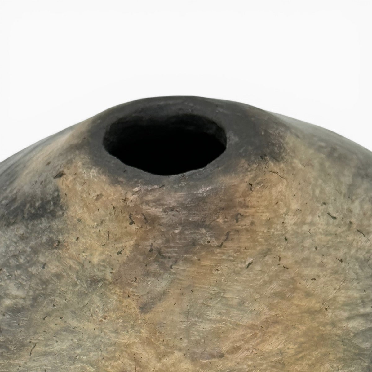 Vaso scultura Mufida da 2.5 kg esposto come pezzo d'accento su un tavolo di design.