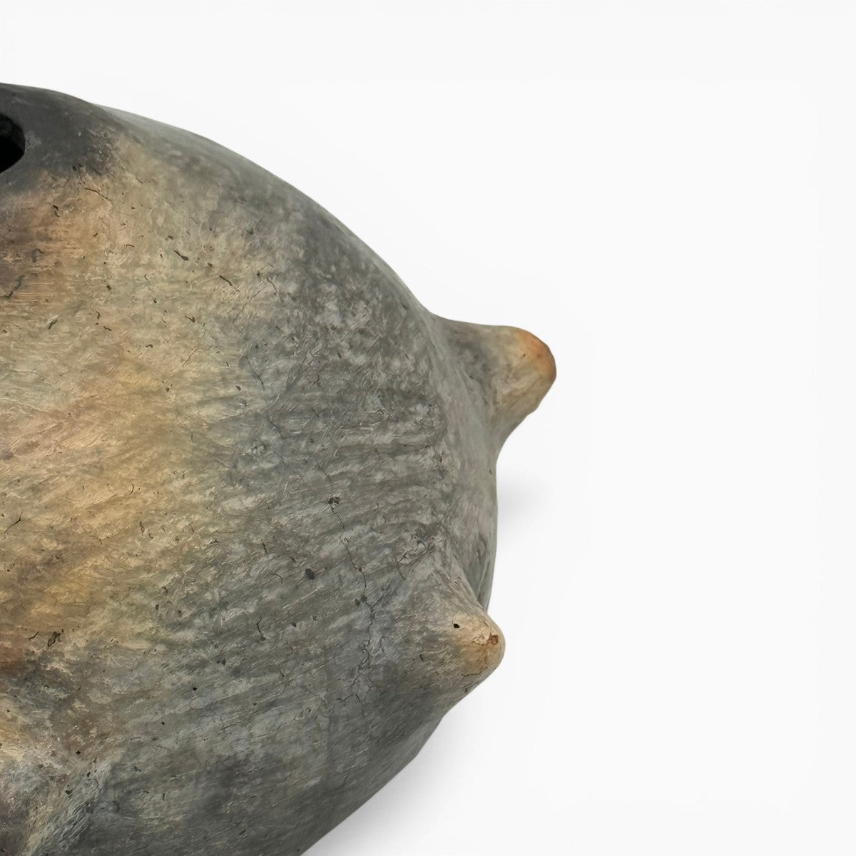 Texture irregolare e segni del fuoco vivo sulla ceramica etica e femminile tunisina.