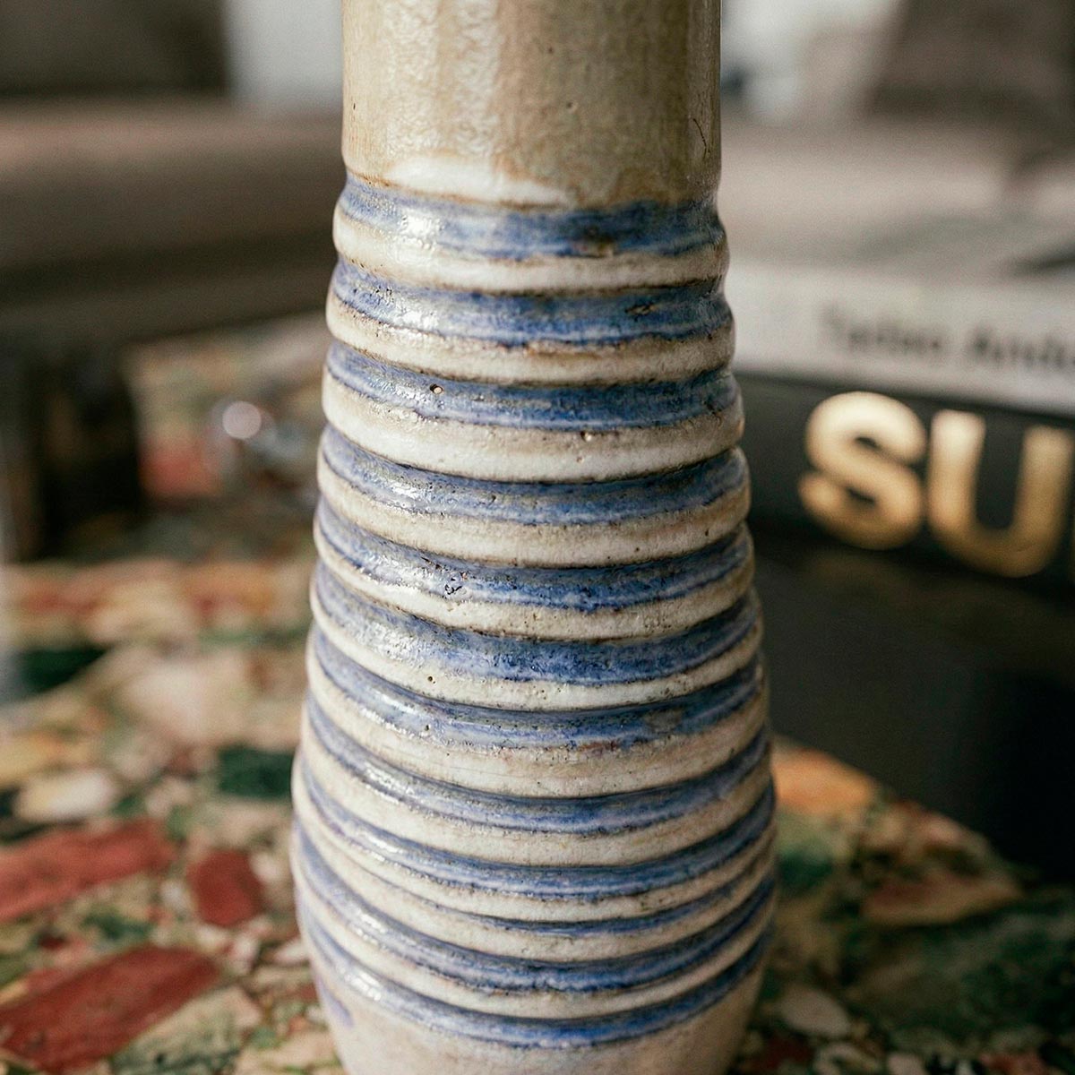 Particolare della texture terrosa sulla sommità della scultura Vicode.