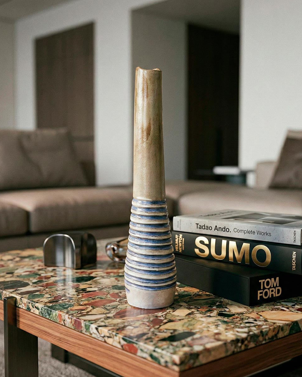 Scultura totemica in ceramica con anelli blu cobalto e collo slanciato beige.