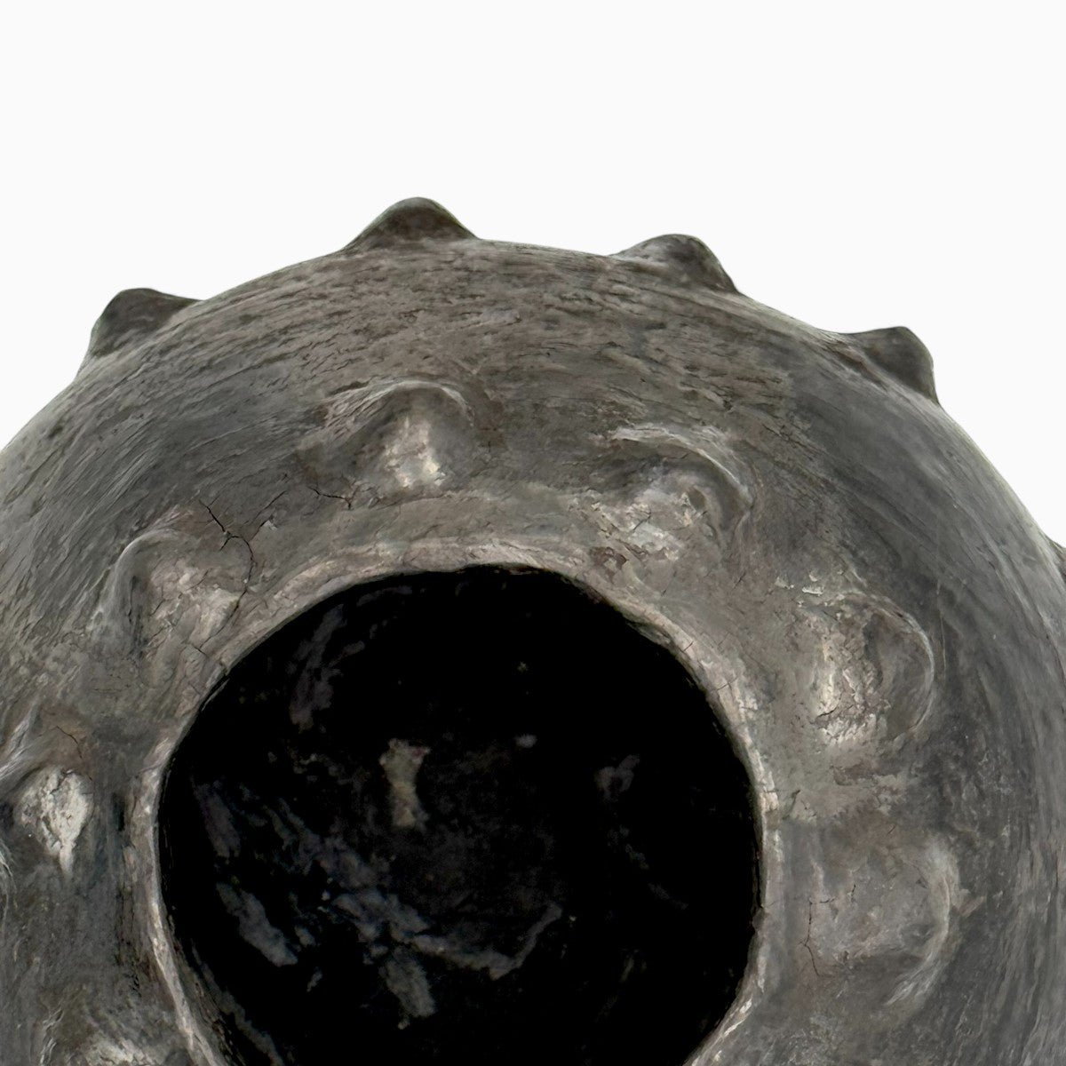 Finitura opaca e materica del Vaso Geometrico Nero lavorato a Sejnane