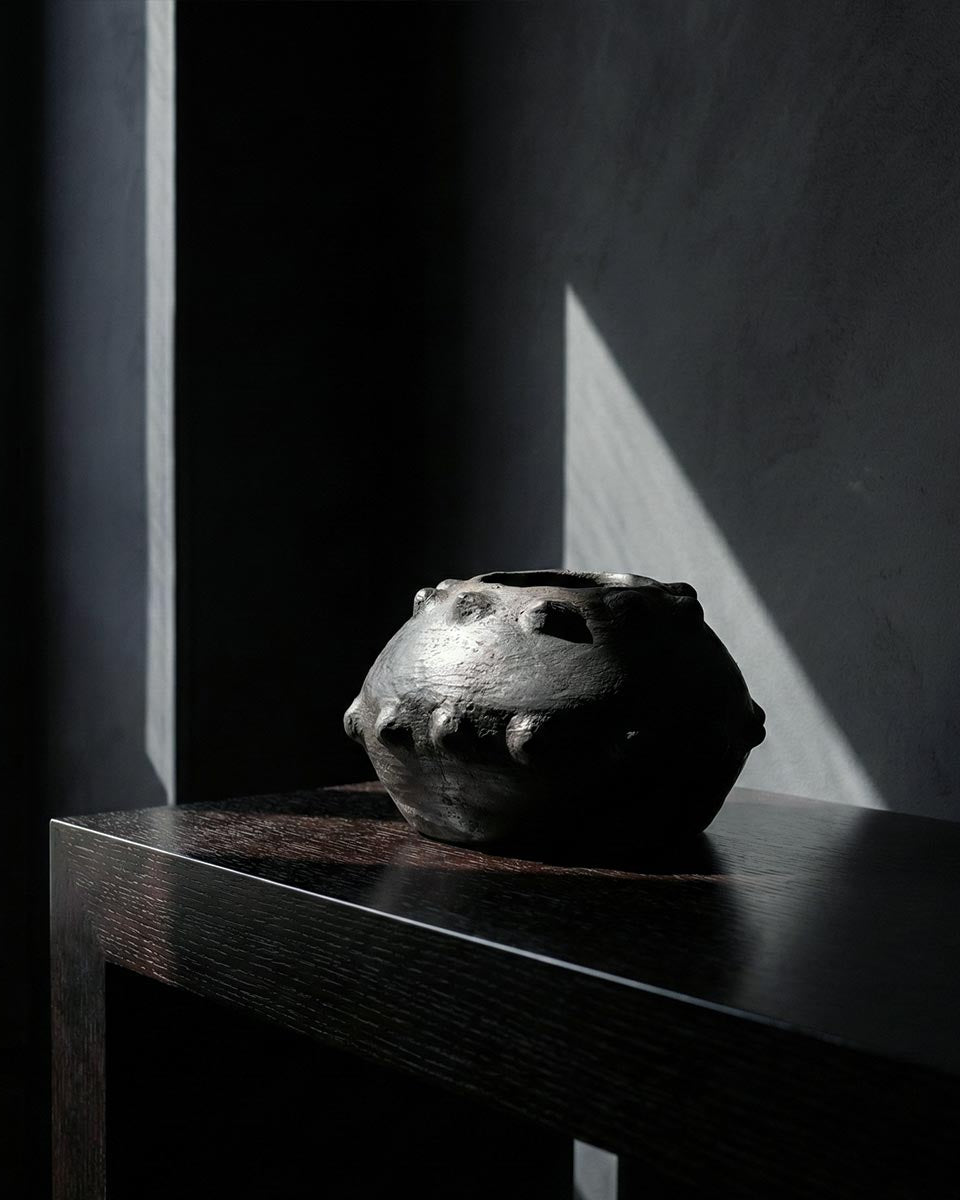 Vaso Geometrico Nero Habiba ambientato su una consolle di design moderno
