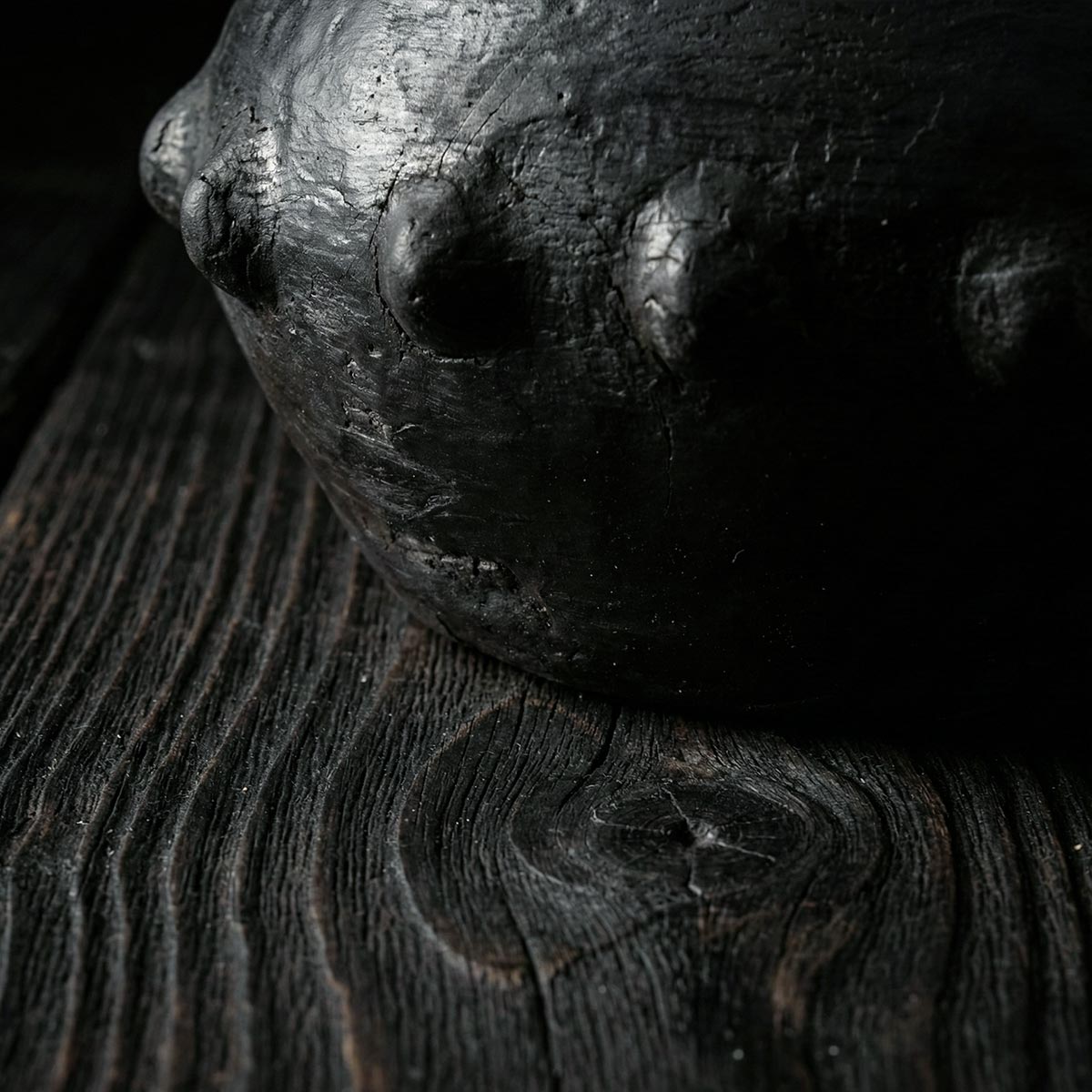 Dettaglio della texture a rilievo fatta a mano del Vaso Geometrico Nero