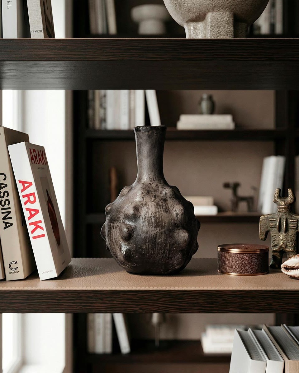 Vaso scultura Seme Primordiale in ceramica nera Sejnane, opera di Hanene per Vicode.