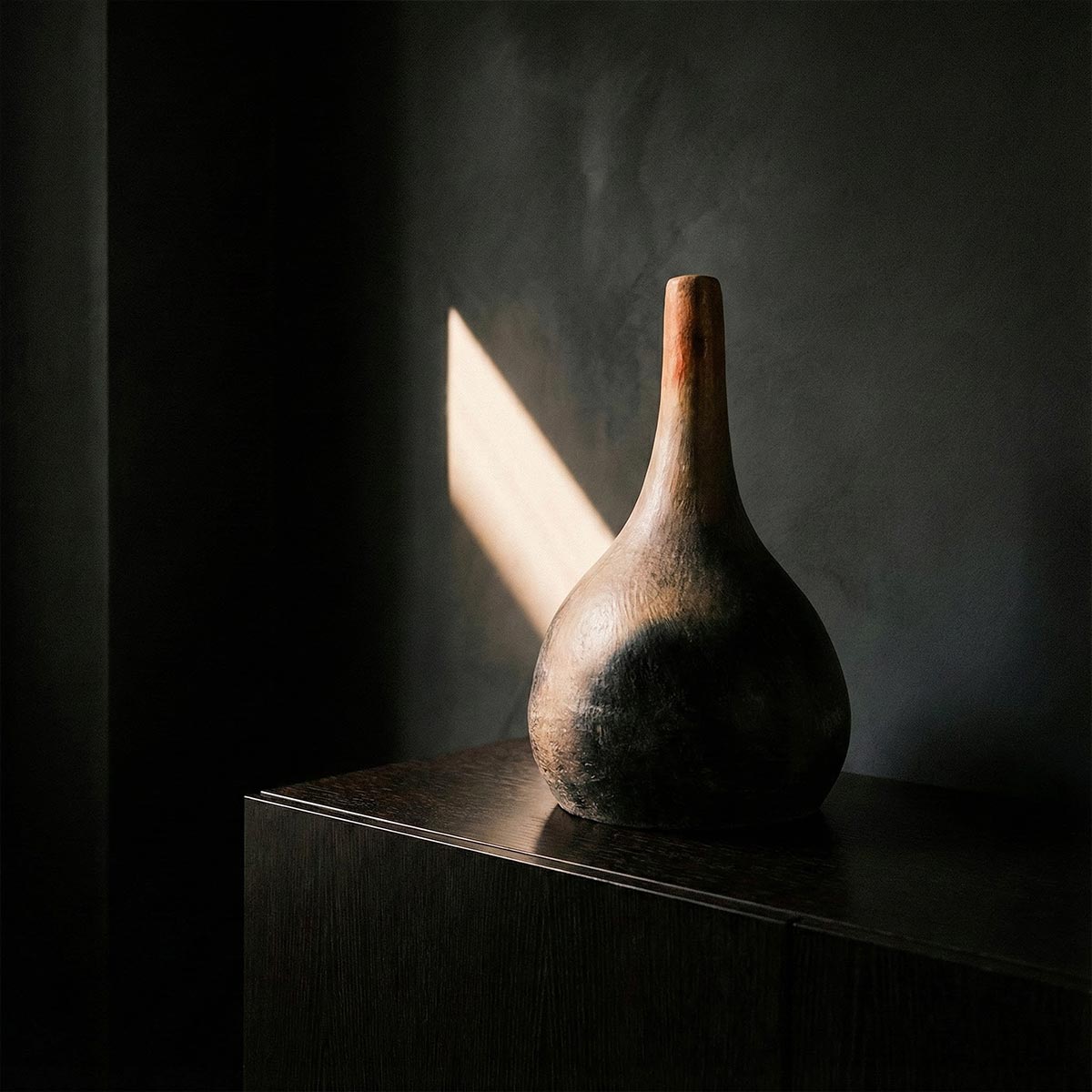 Vaso collo alto design Marowa Malles x Vicode foto artistica con giochi di luce