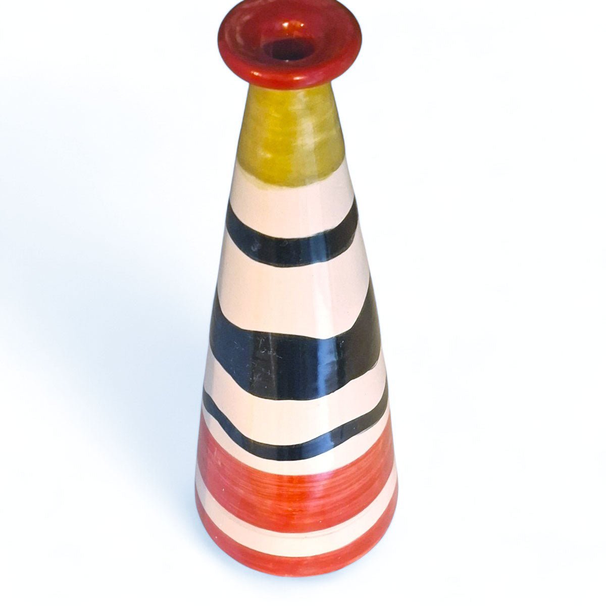 Vista di tre quarti del vaso Sipario Audace, che evidenzia la sua palette audace.